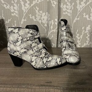 Coconuts Snakeskin Booties sz. 10